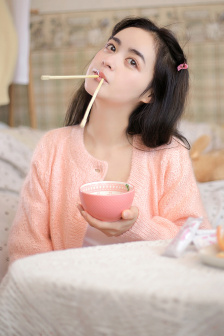 白丝小舞被调教的奶水直流